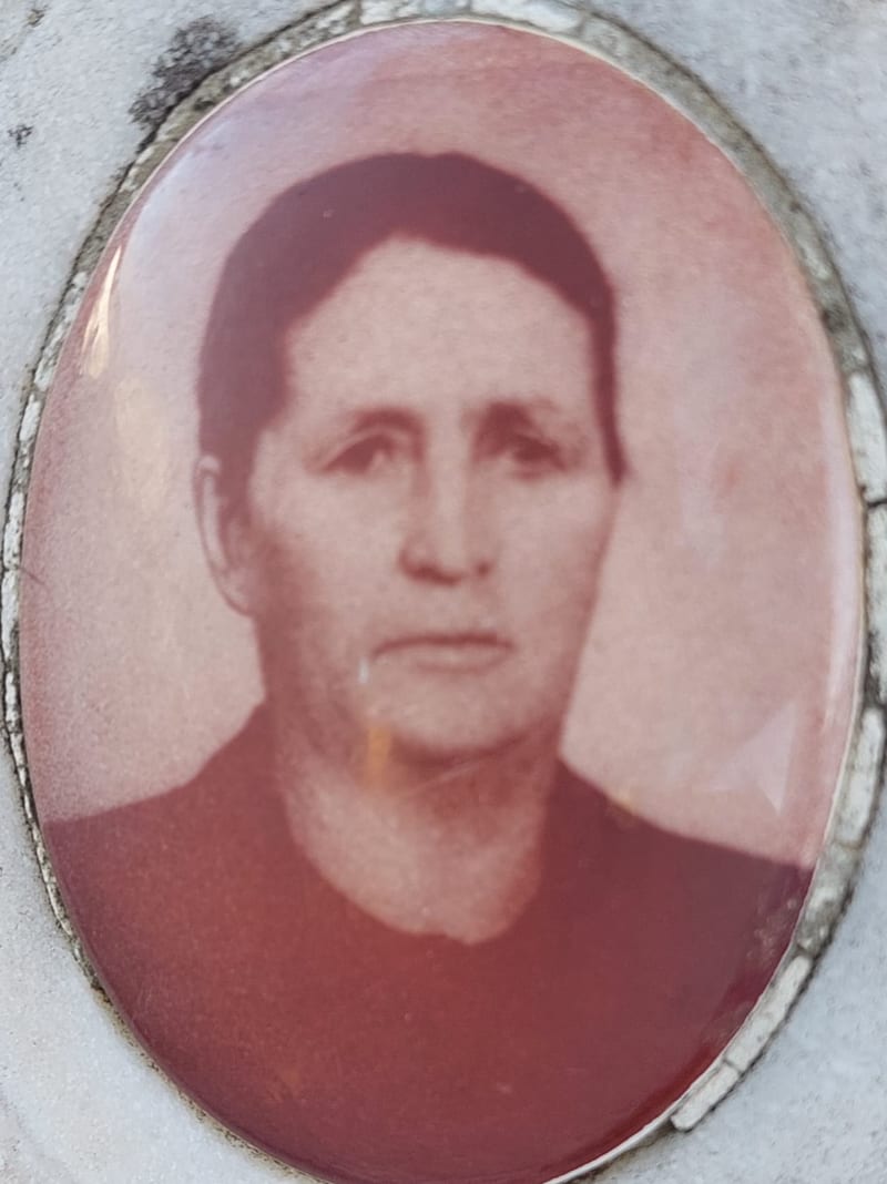 Retrato de Henriqueta Pereira, mãe do meu pai, no cemitério de Zibreira