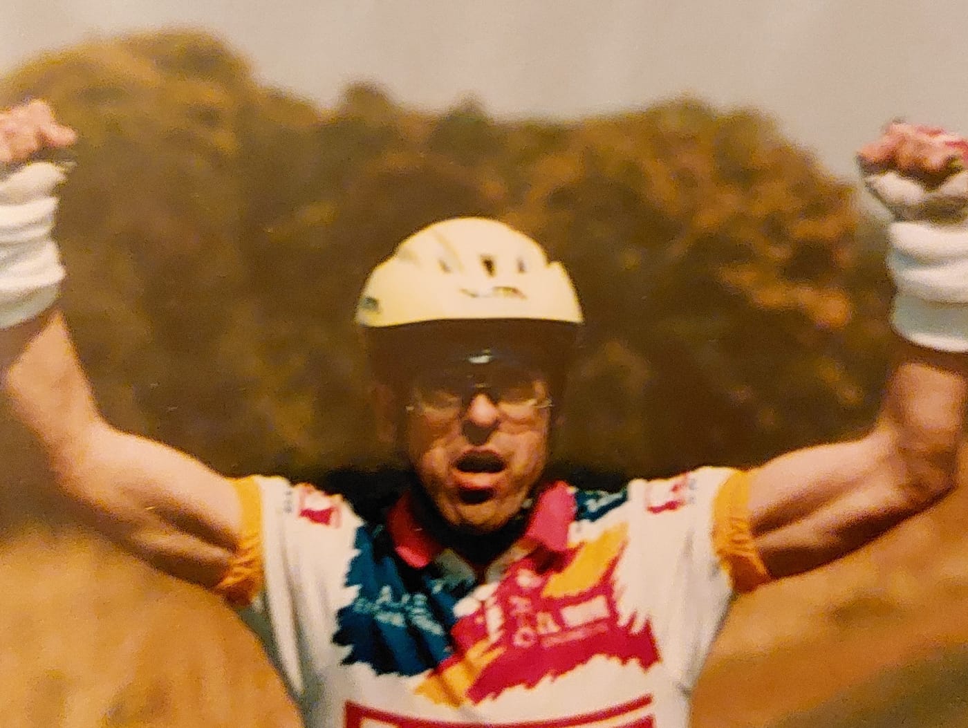 De braços no ar à chegada de uma corrida
