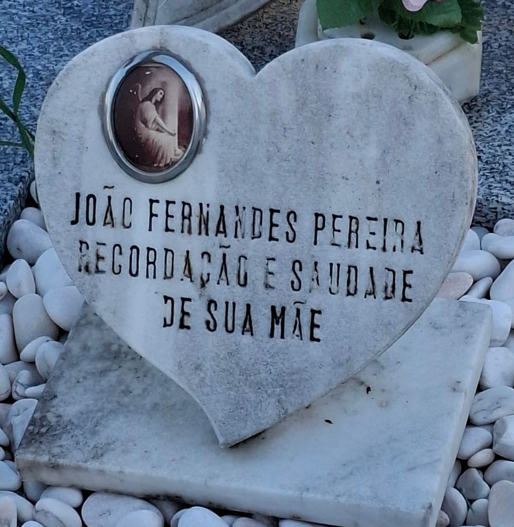 A pedra em forma de coração que o meu pai colocou sobre a campa da mãe, em Zibreira